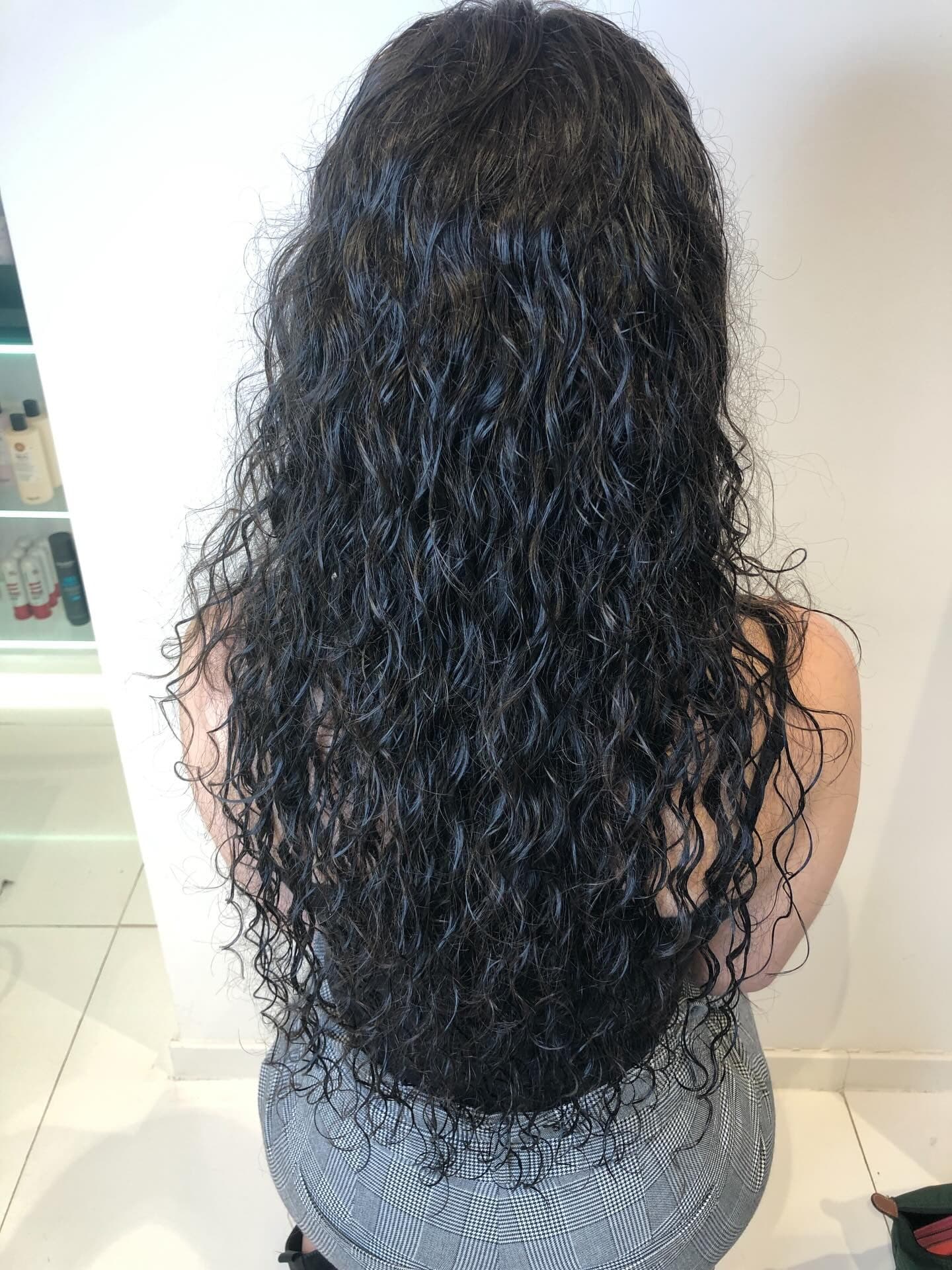 Lange dunkle Locken, Rückansicht