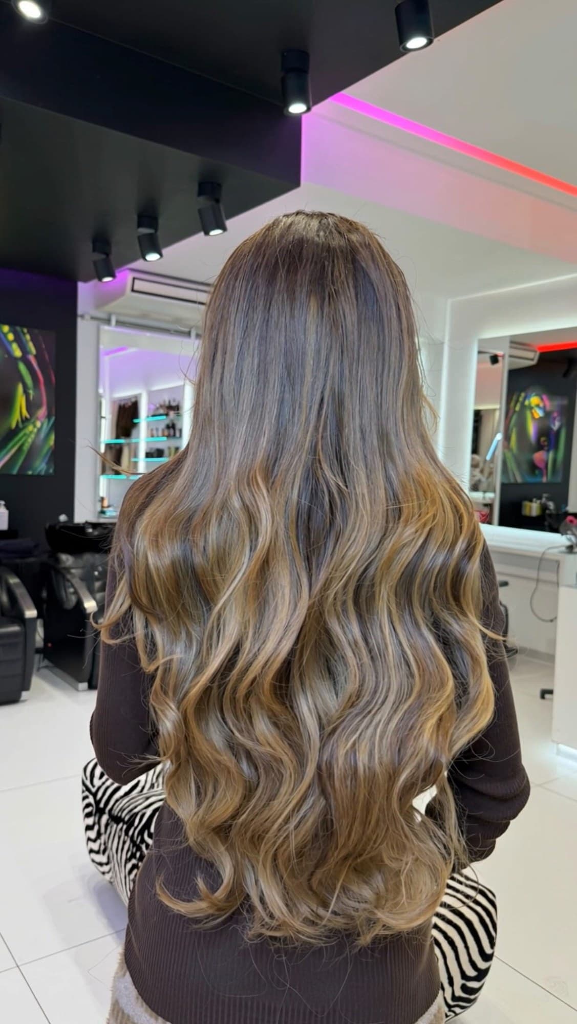 Lange Balayage-Wellen, Rückansicht im Salon