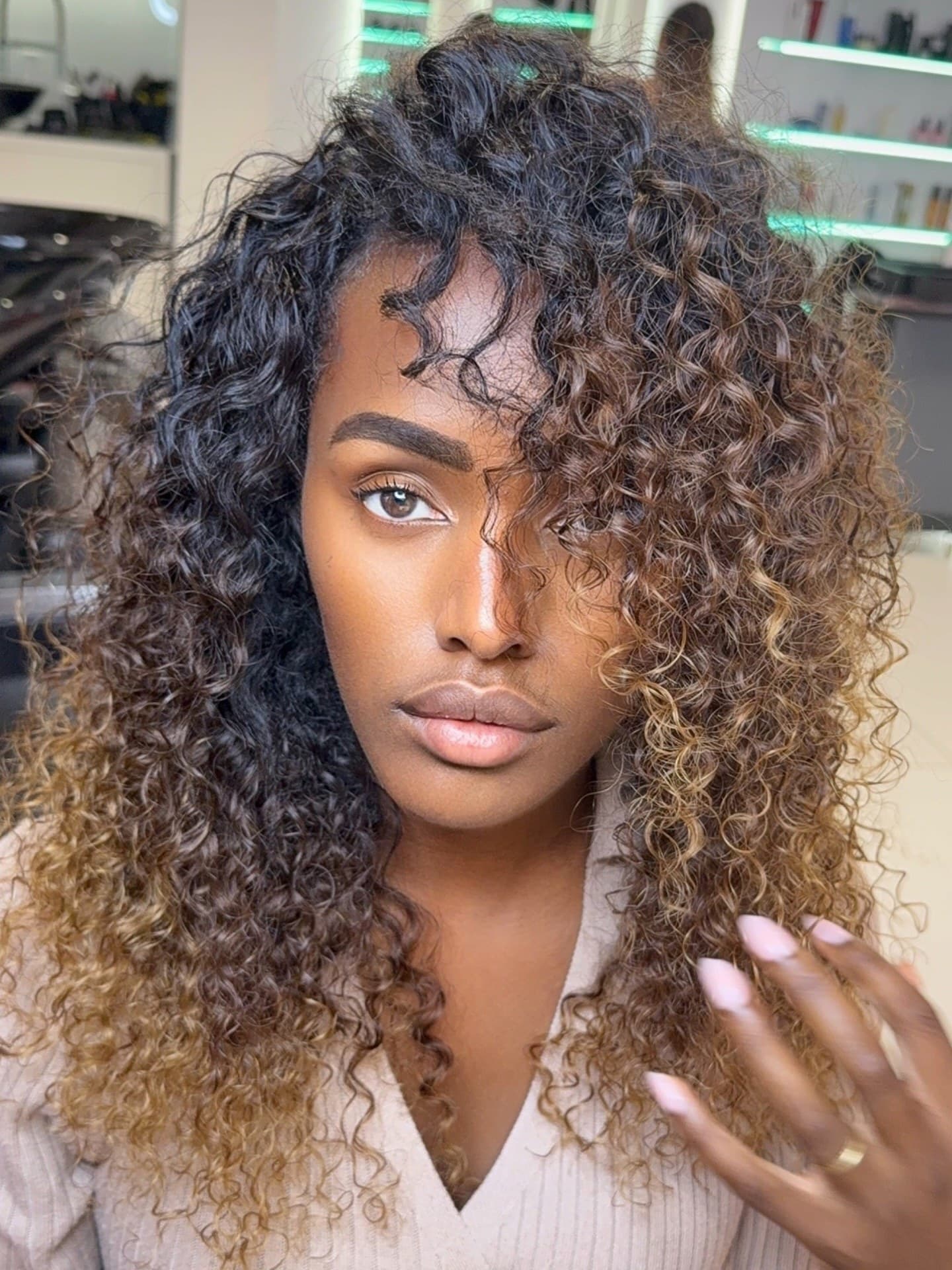 Porträt mit langen Locken und Ombré