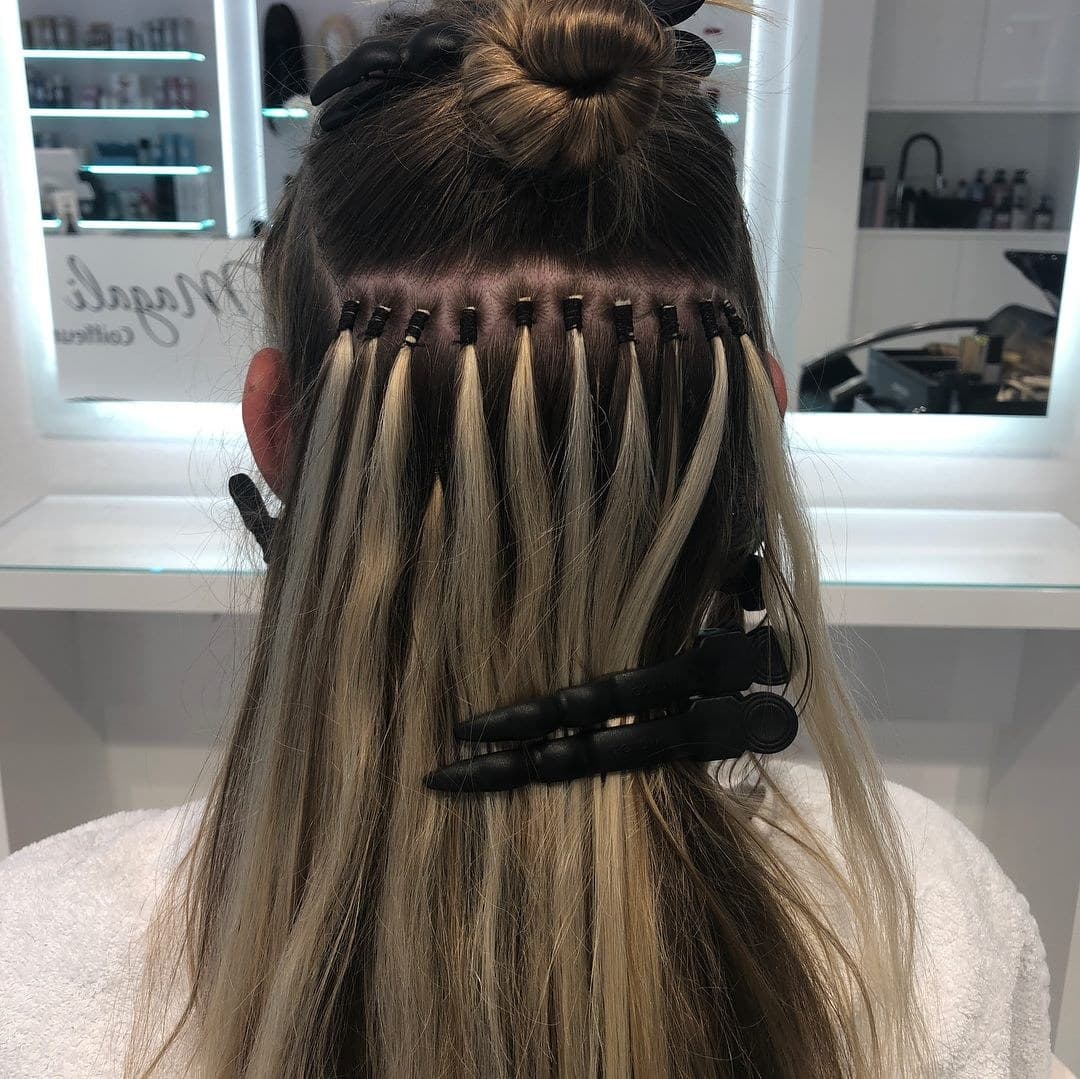 Reihe feiner Extension-Strähnen am Hinterkopf, Haar mit Clips abgeteilt